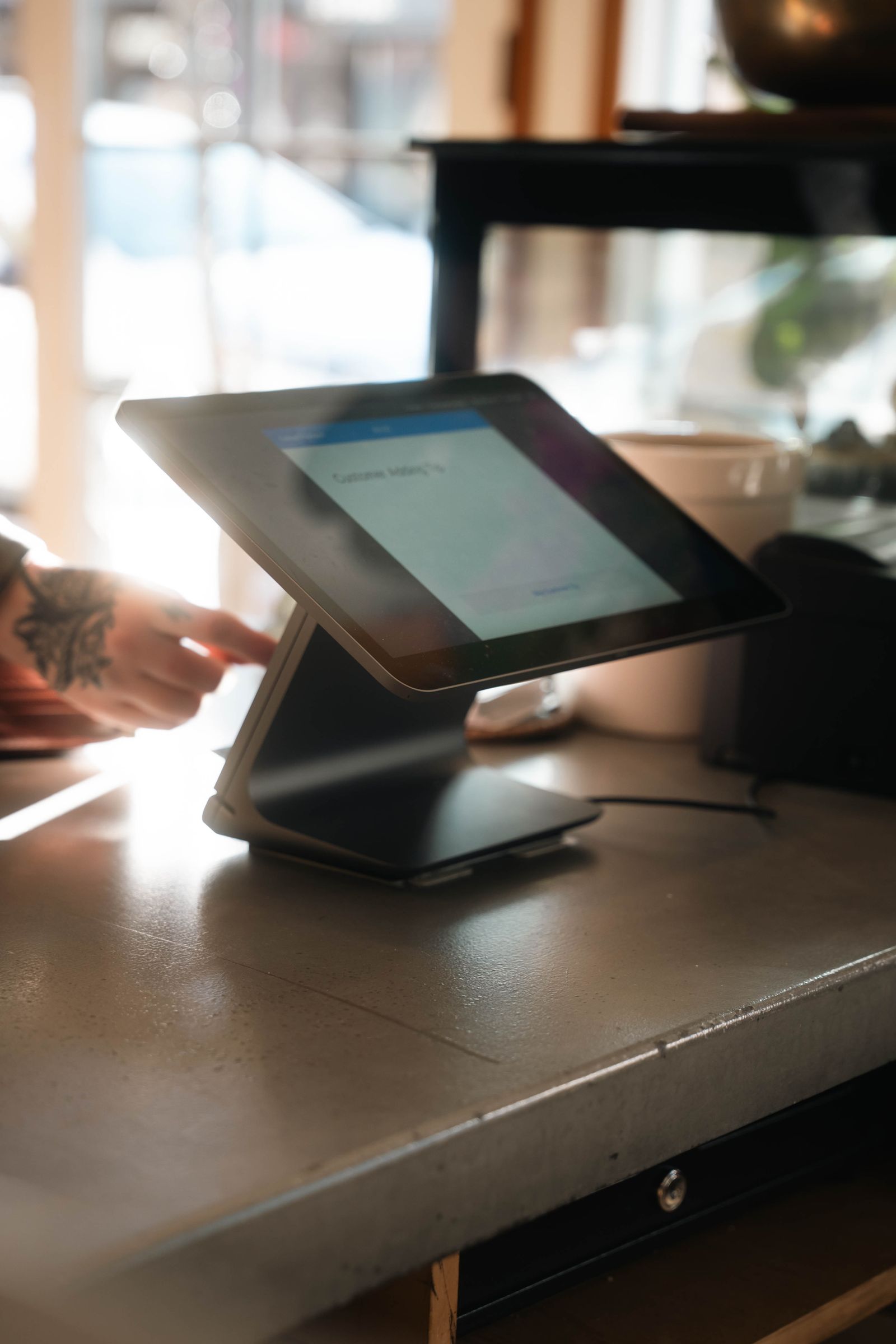 Digitális rendelési terminál egy modern kávézó pultján