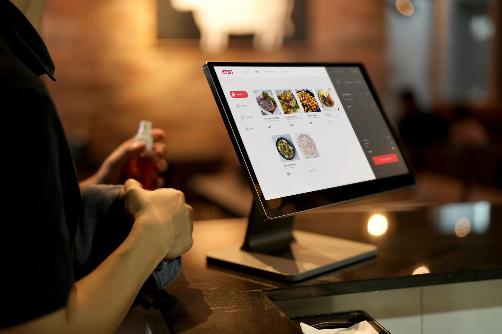 Érintőképernyős digitális étlap egy étterem pultján