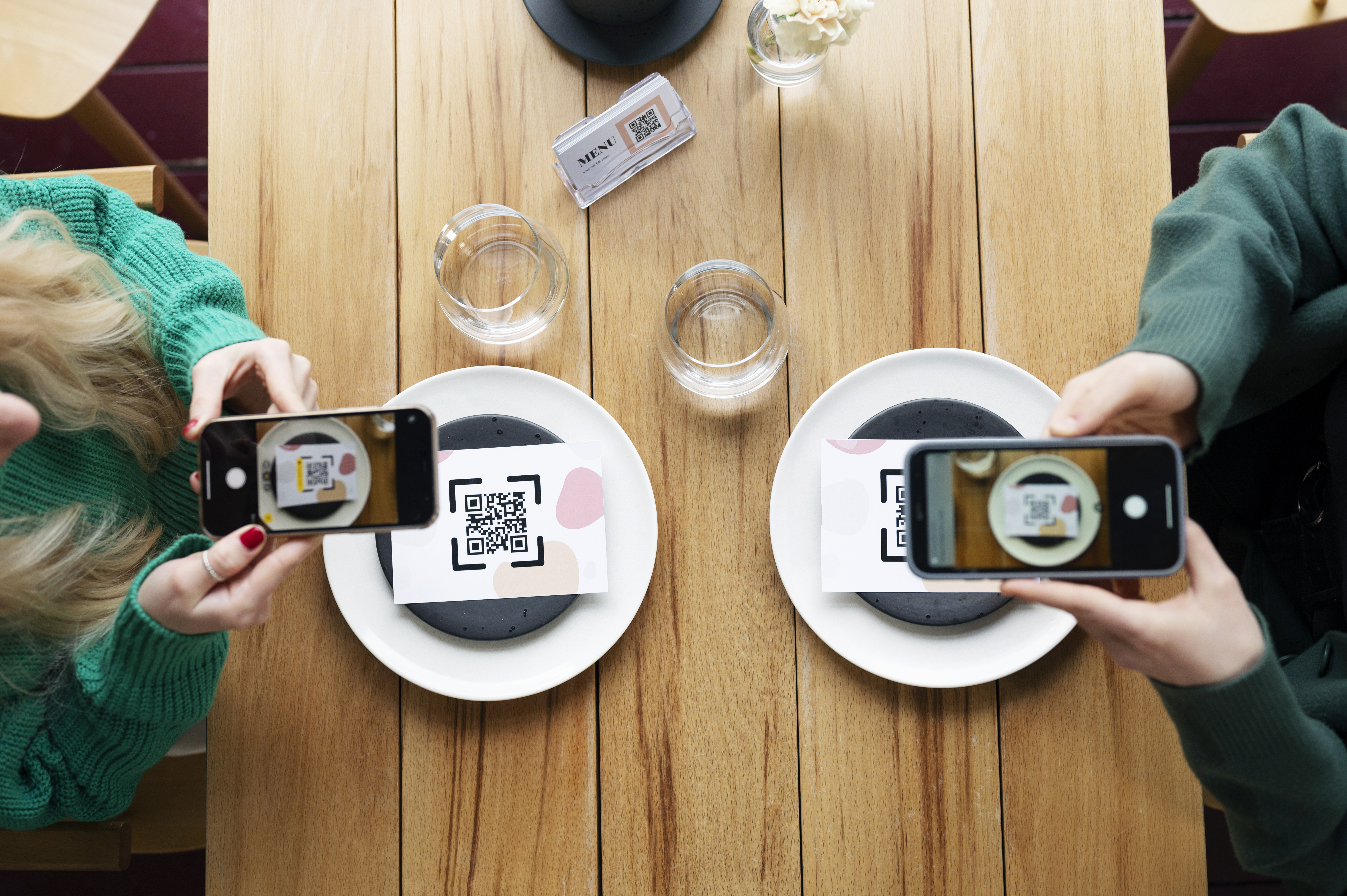 Közelről fotózott QR-kód mintázat